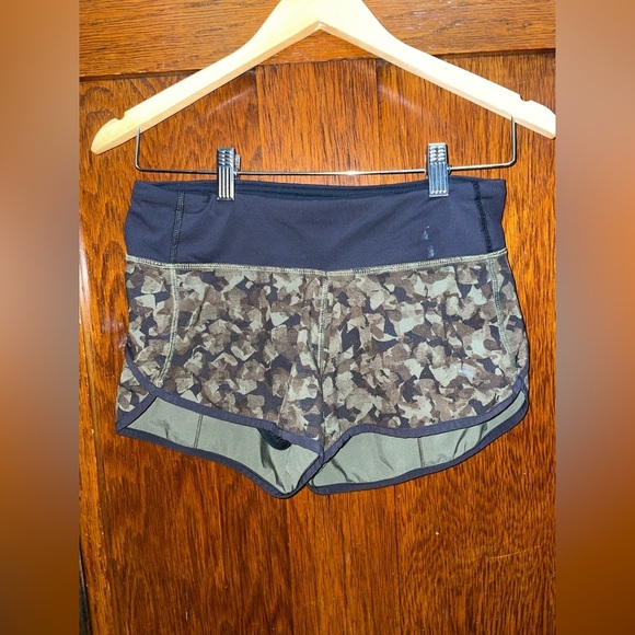 Lululemon Speed Up Short *2.5" Size 4 - Picture 2 of 9